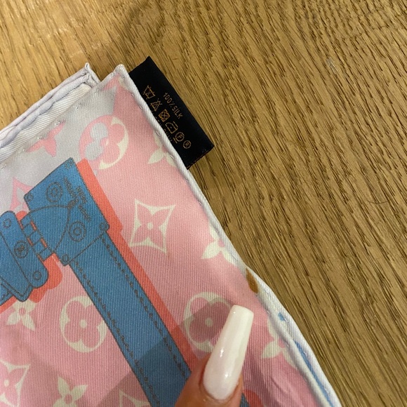 LOUIS VUITTON SCARF - Picture 5 of 7